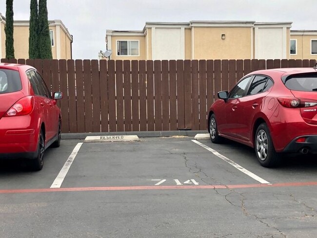 Building Photo - Sunny Top Floor 2BD/2BA Condo in Desirable Balboa Ridge Community in Clairemont