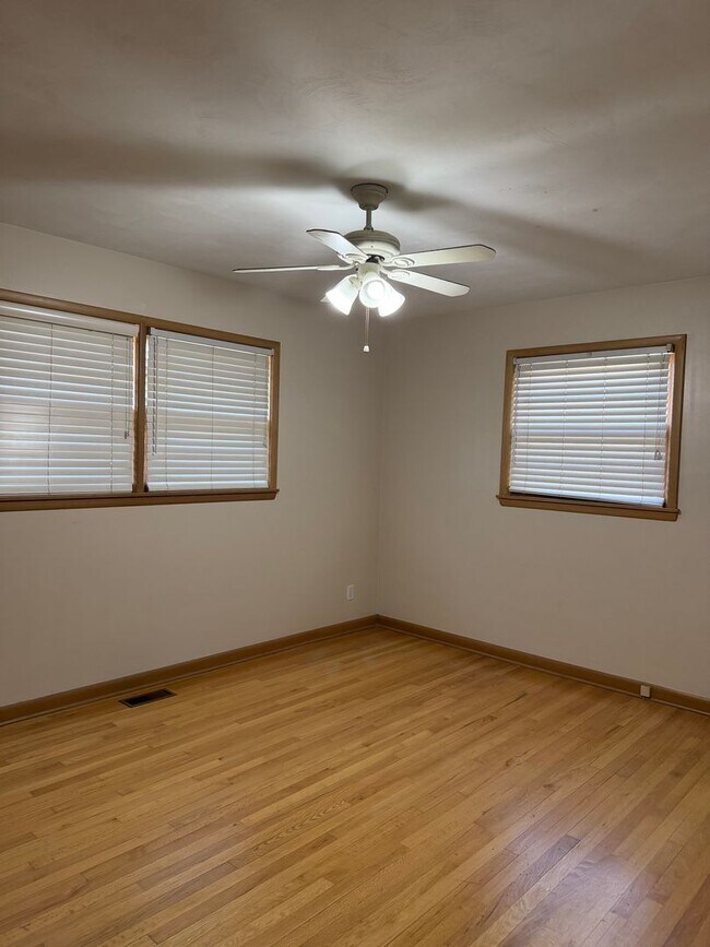 Building Photo - 3 bedroom, 2 bathroom, 2 car garage hom for rent