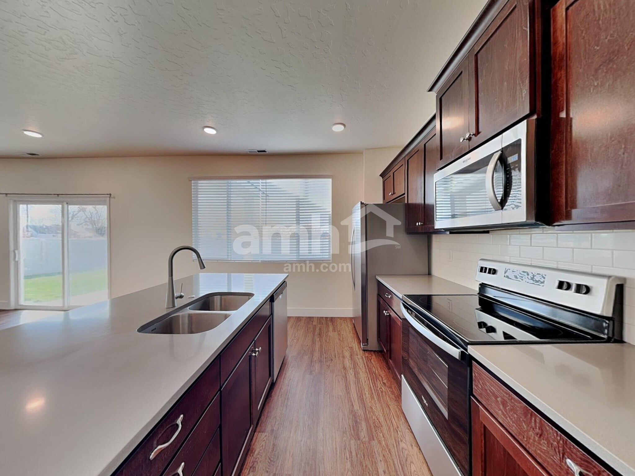 Building Photo - 901 N Barkvine Ave