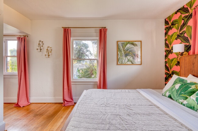 Building Photo - 2215 SE Powell Blvd