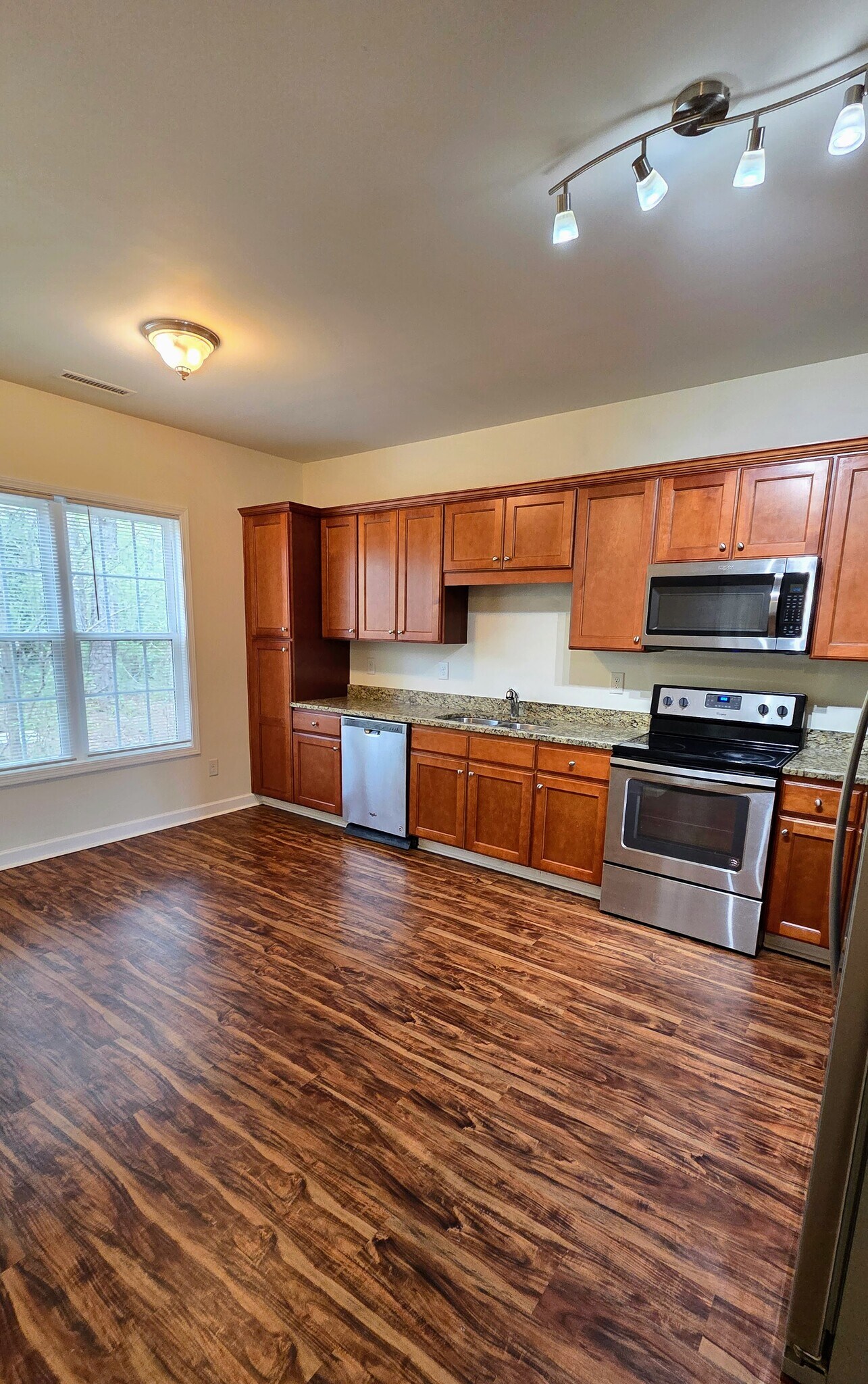 Building Photo - 113 Beechleaf Ct