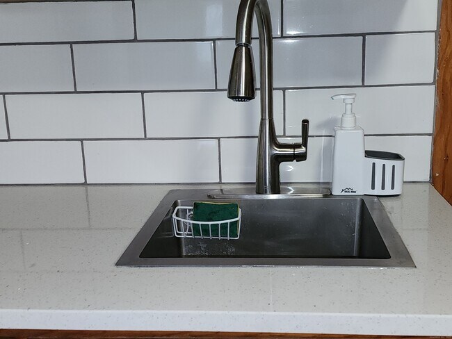 Building Photo - 106 Lyons St