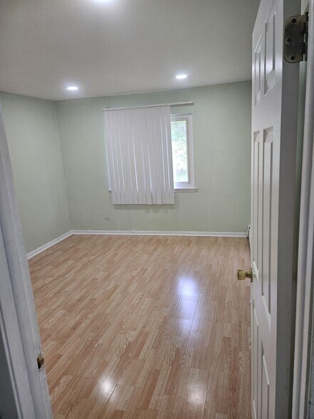Building Photo - 580 Hill Dr