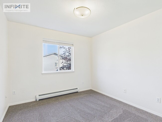 Building Photo - Renovated Condo - 3 Bedroom/2 Bath