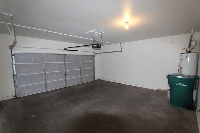 Building Photo - Spacious Bellemont Townhome | 3 Bedrooms + Private Fenced Yard