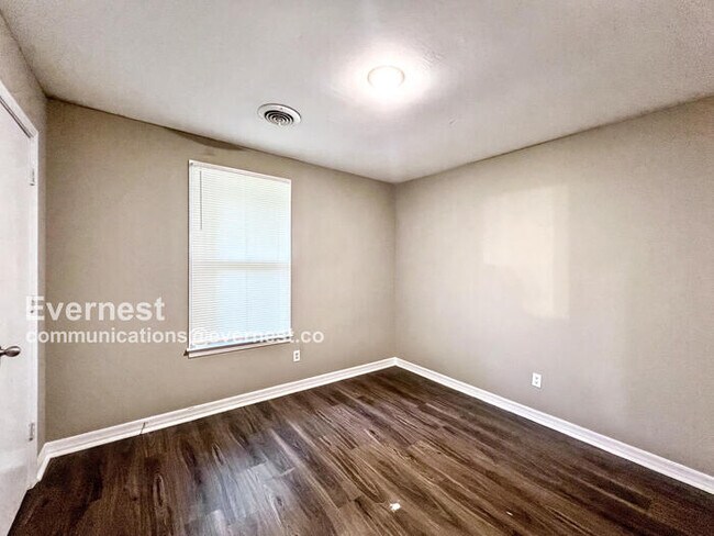 Building Photo - 3685 Woodland Dr