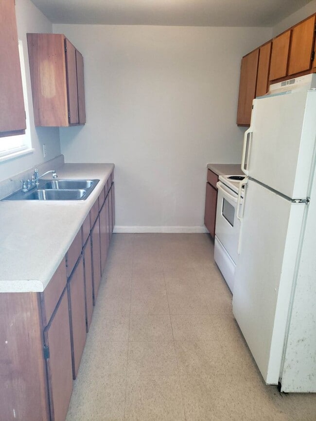 Building Photo - 3 bed 1 bath house with garage