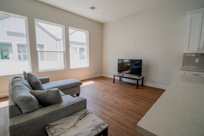 Building Photo - Modern Comfort in a Prime Location