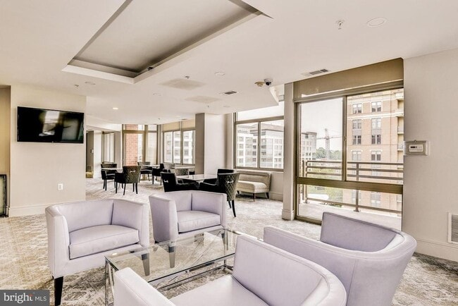 Building Photo - 3650 S Glebe Rd