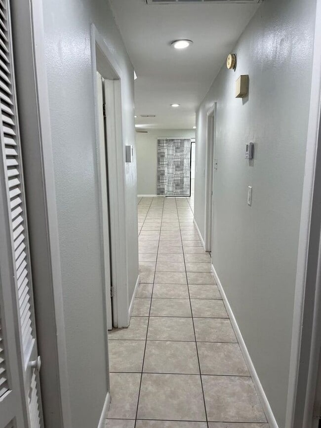 Building Photo - Beautiful 3BR Home in Central Tampa – Move-In Ready!