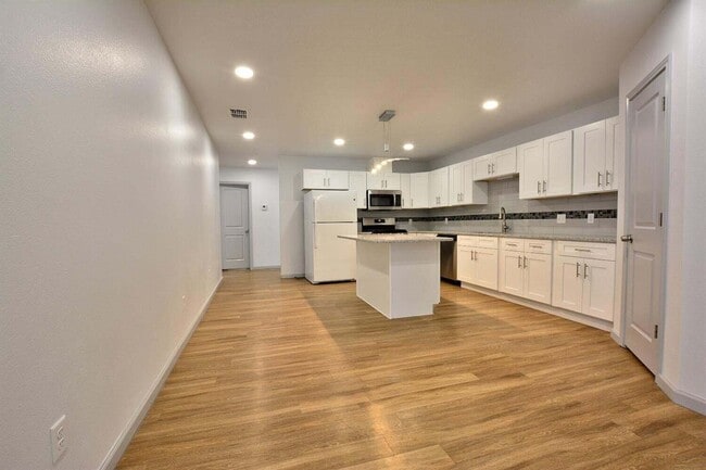 Building Photo - 1207 N Essex Ave