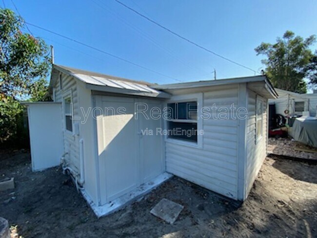 Building Photo - 717 Burdick Ave