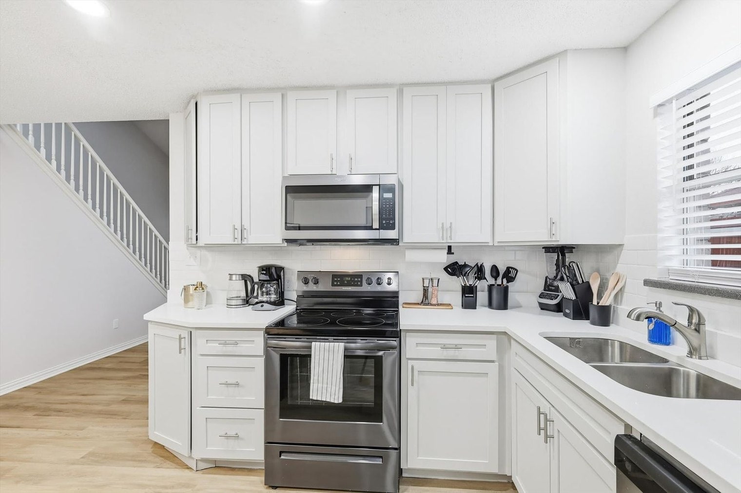 Building Photo - 2 St Charles Pl