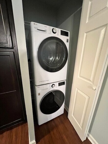 Building Photo - 503 E 6th St