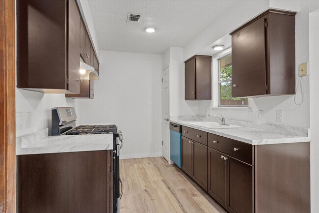 Building Photo - 703 Huntingdon Pl