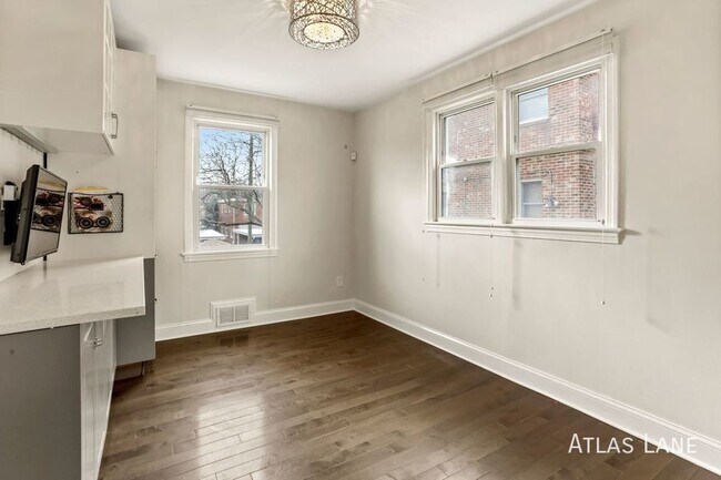Building Photo - Professionally Managed  & Recently Renovat...
