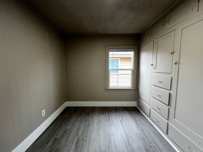 Building Photo - 1013 S 9th Ave