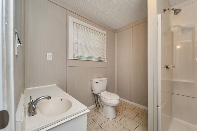 Building Photo - Cozy, Stylish, and Newly Renovated in the ...