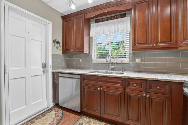 Building Photo - 6 Garden St