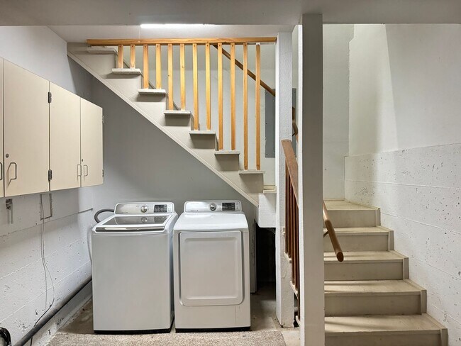 Building Photo - 3 Bedroom 2 Bath Home with Bonus Room larg...