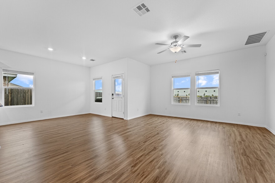 Building Photo - 129 Escondido Cir