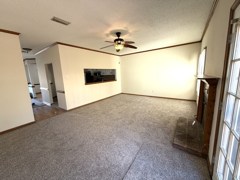 Building Photo - 1409 Sampson Ln