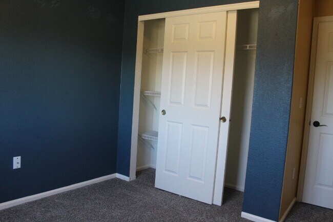 Building Photo - Beautiful 3 BR/2 1/2 BA Home in Highlands Ranch!