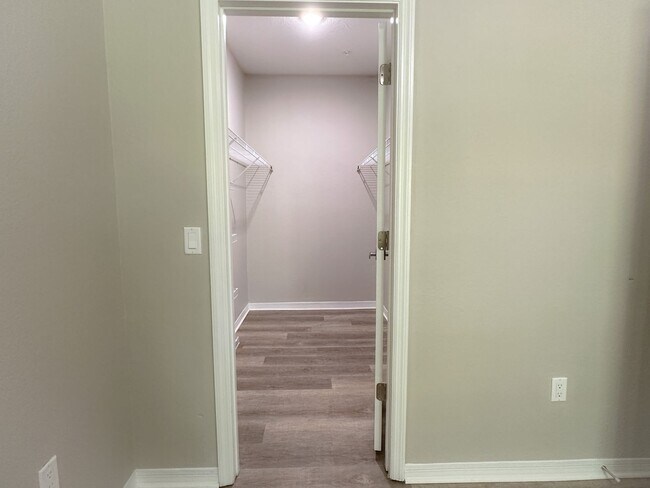 Building Photo - Crescent Place - 22-206