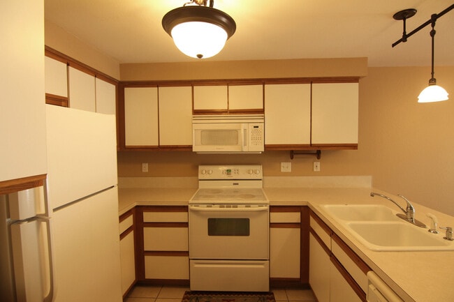 Building Photo - Beautiful Contemporary Townhome In SE Boise