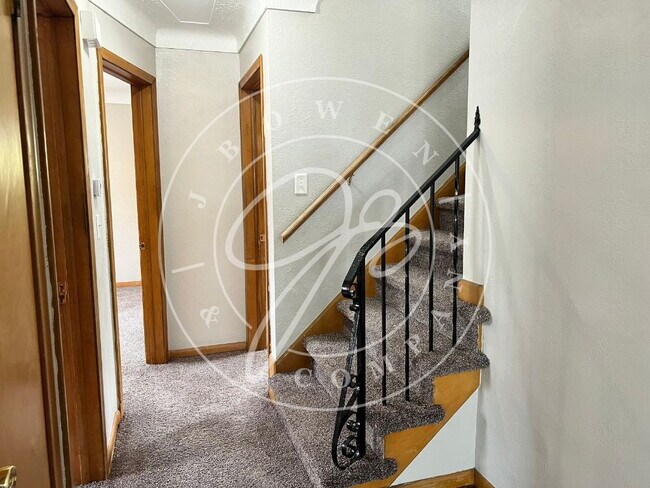 Building Photo - West Toledo 3-Bedroom Gem on Kingsbury Avenue - Cozy Comfort in Toledo!" Available December 10