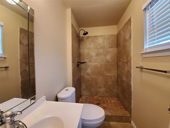 Building Photo - 824 Warren Way