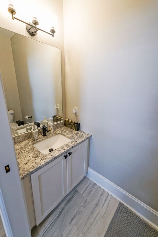Building Photo - Available end of January in beautiful Summ...