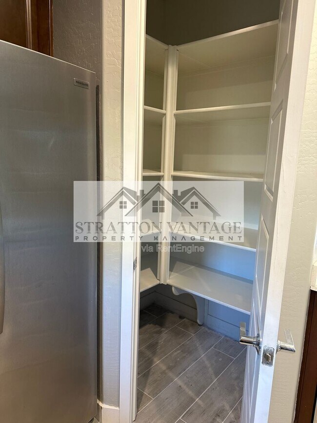 Building Photo - 9638 E Tesla Ave