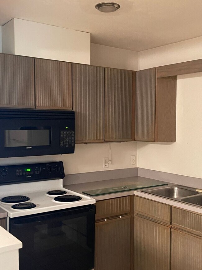 Building Photo - 2-bedroom, 2-bathroom townhouse in Las Pampas