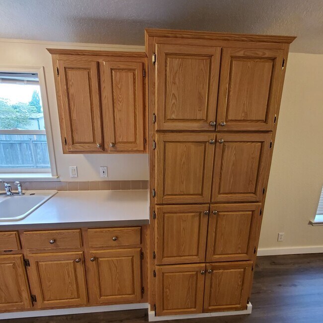 Building Photo - 5 bedroom : 3 bath Home with a Garage in Tangent