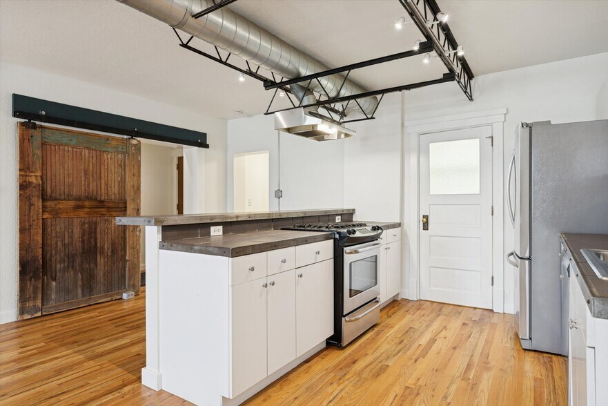 Building Photo - 117 Elati St Unit #2