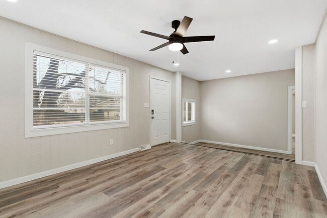 Building Photo - 4 Bedroom home 2 bath Available NOW!