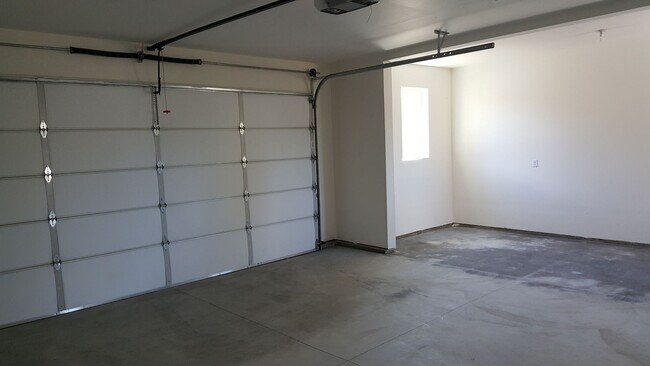 Building Photo - Stunning 3 Bed Home - Fenced Yard, Community Amenities & Pool!