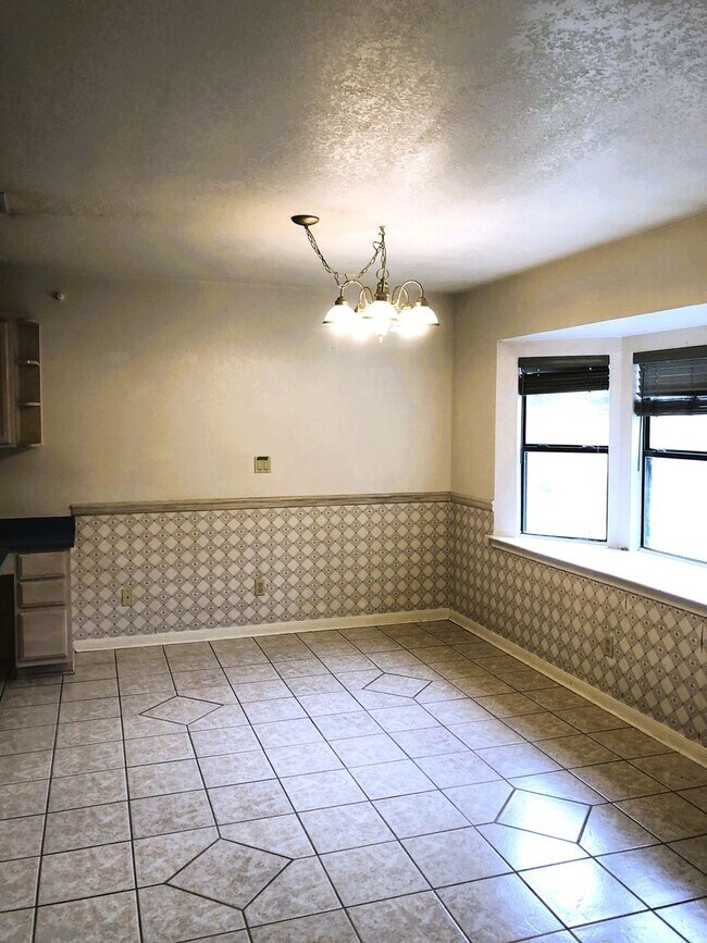 Building Photo - Country setting... on 2.69 acres!