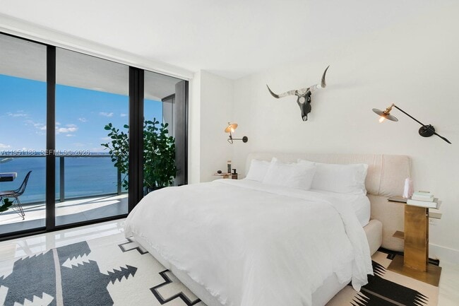 Building Photo - 3131 NE 7th Ave