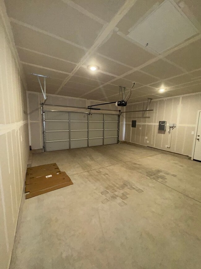Building Photo - New and Open