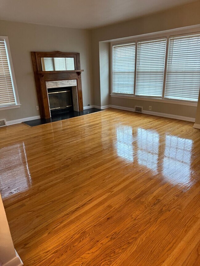 Building Photo - 3323 Dean Dr