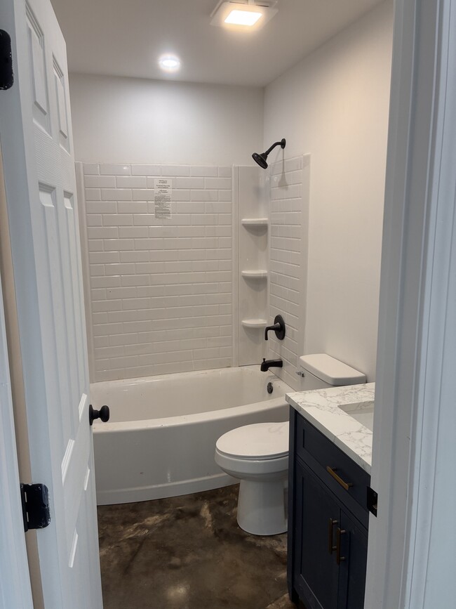 Building Photo - 408 Elm St