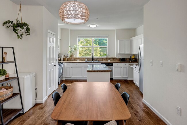 Building Photo - 3 Bed/ 2.75 Bath Townhome in Lynwood