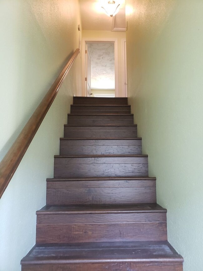 Building Photo - Cute 2 bedroom 1.5 bath Condo in Ashland!!