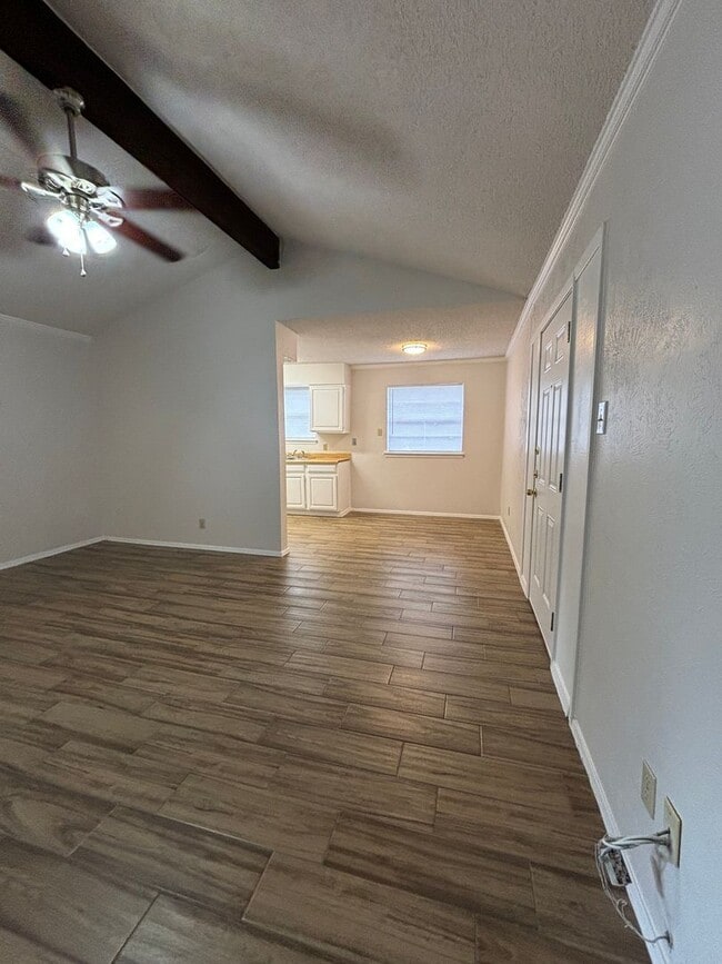 Building Photo - 912 Vaughn Dr