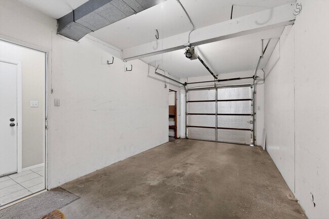 Building Photo - NE Affordable 2/BD 1/BA 1/CG 2nd Story NE Condo