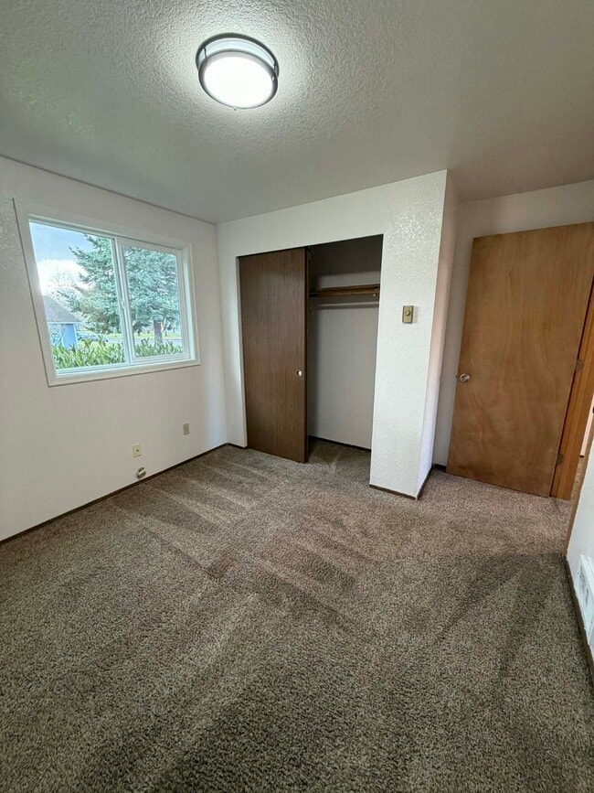 Building Photo - 725 Edelweiss Ln SE