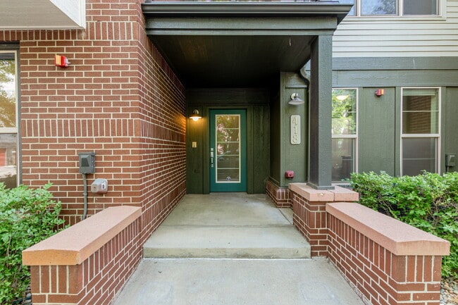 Building Photo - 418 S Reed Ct