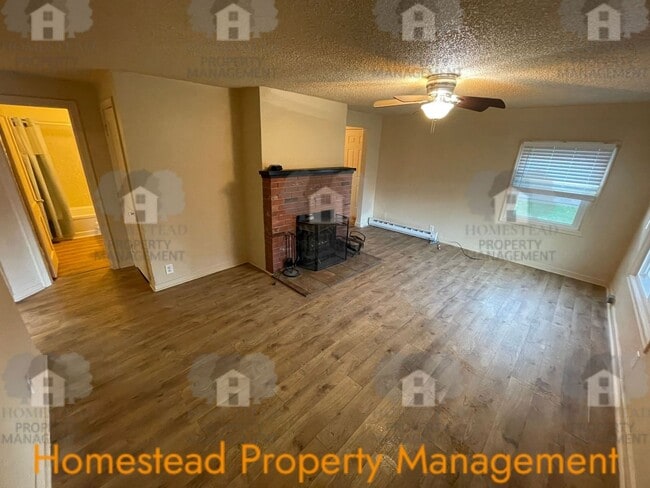 Building Photo - CHECK OUT THIS HUGE YARD!